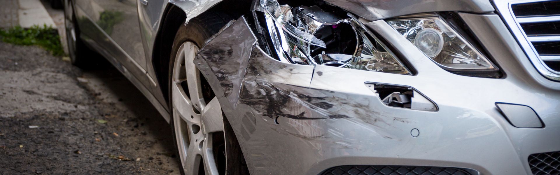 Schadensschätzung Abbildung - Kaputte Mercedesfront